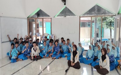 MERAPATKAN BARISAN, Tim SPMB Bergerak Susuri SMPN 2 Paiton untuk mengenalkan MAIS GENIUS